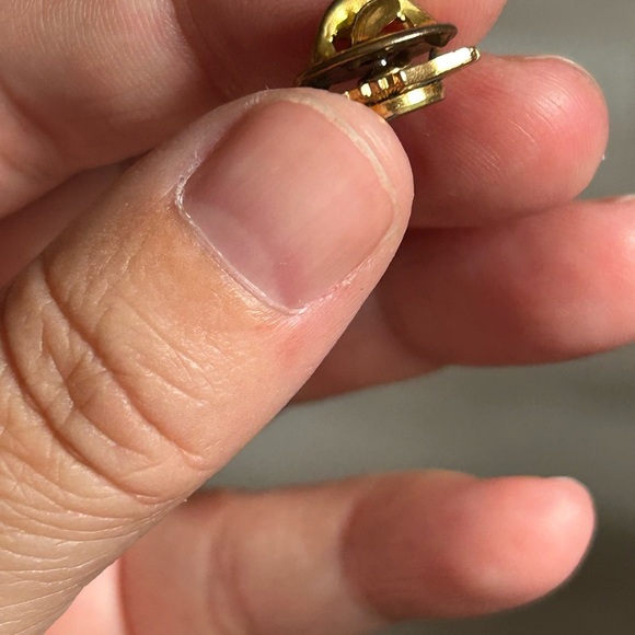 5/$25 USA veteran of foreign war Gold and Red Enamel Pin 💚 - Picture 6 of 6